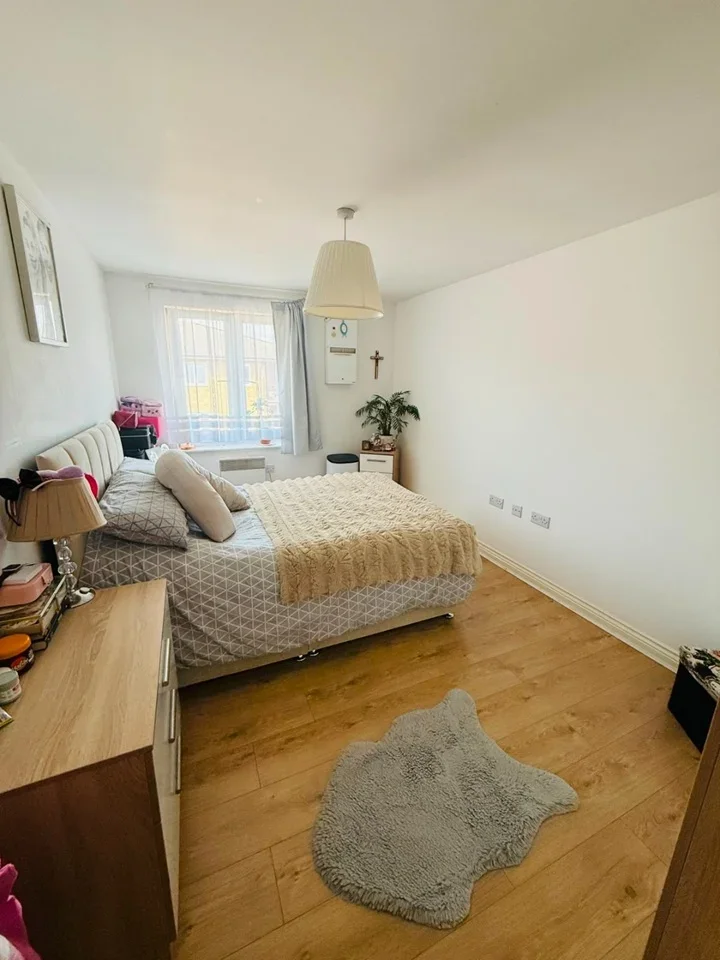 Flat Blackburn Way in Greater London