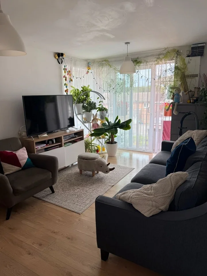 Flat Blackburn Way in Greater London