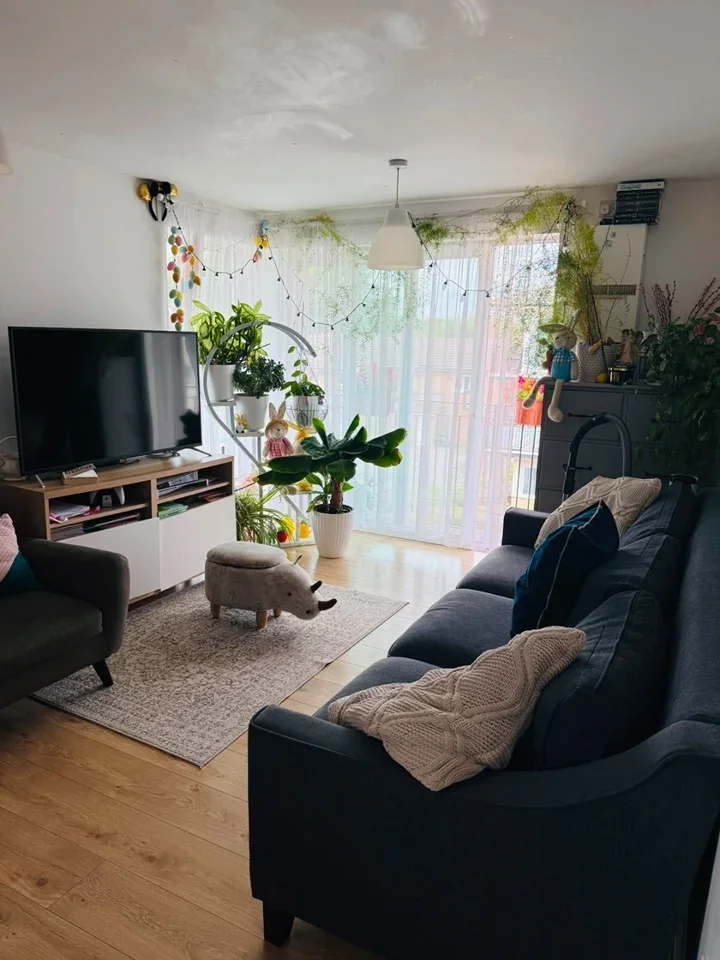Flat Blackburn Way in Greater London