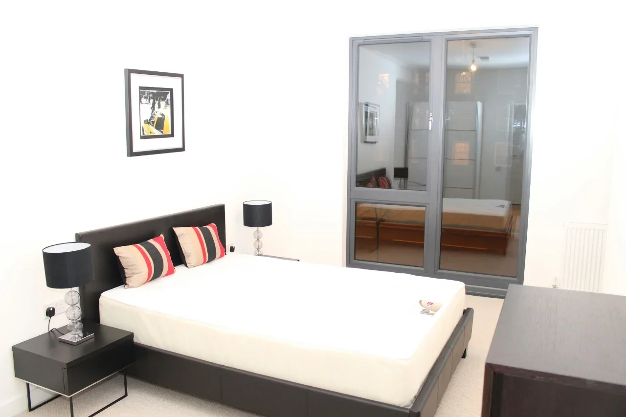 Flat Stewarts Road in Greater London