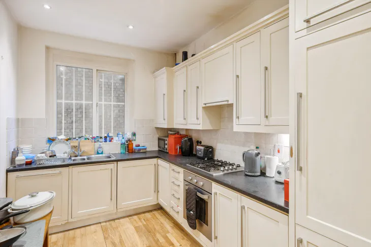 Flat Warwick Road in Greater London
