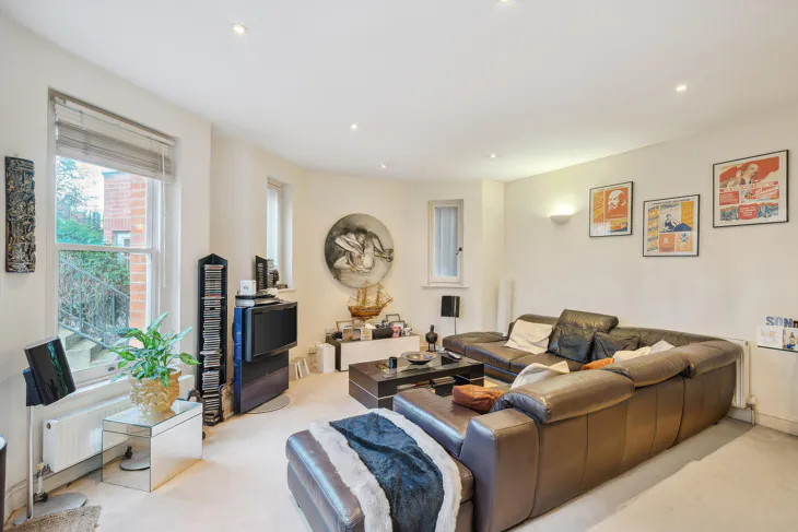 Flat Warwick Road in Greater London