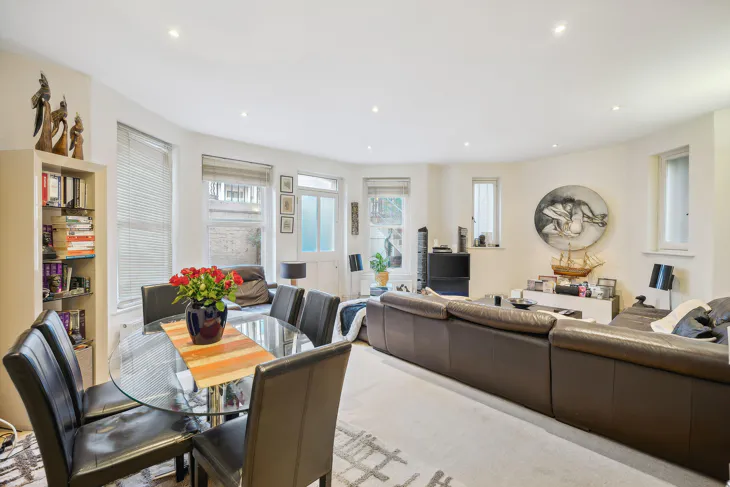 Flat Warwick Road in Greater London