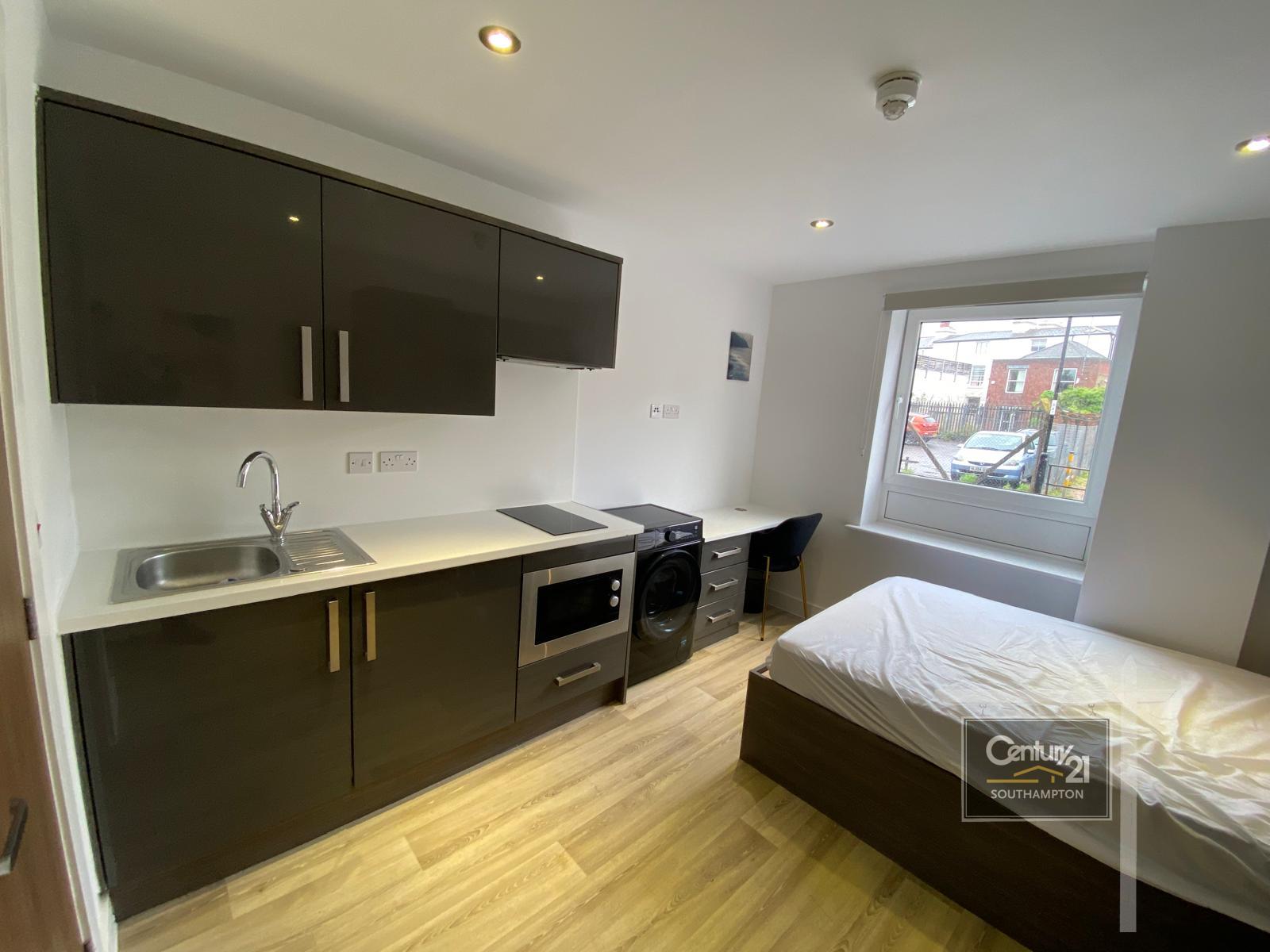 Flat Carlton Place in Southampton
