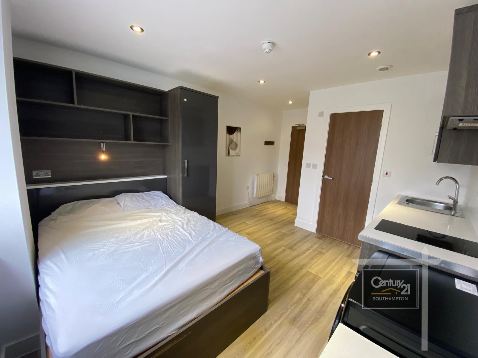Flat Carlton Place in Southampton