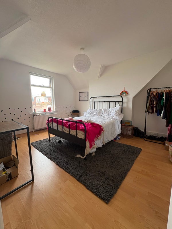 Room Station Road in Greater London
