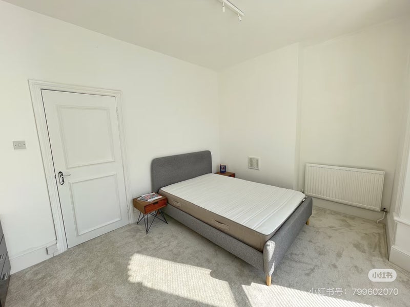 Flat Darling Road in Greater London