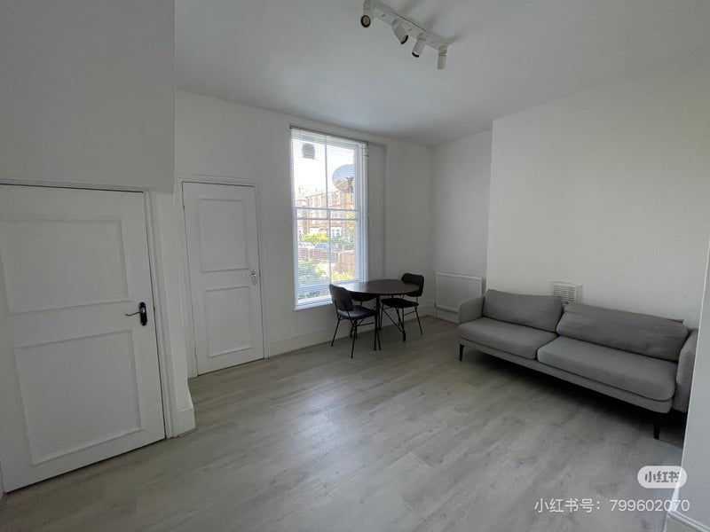 Flat Darling Road in Greater London