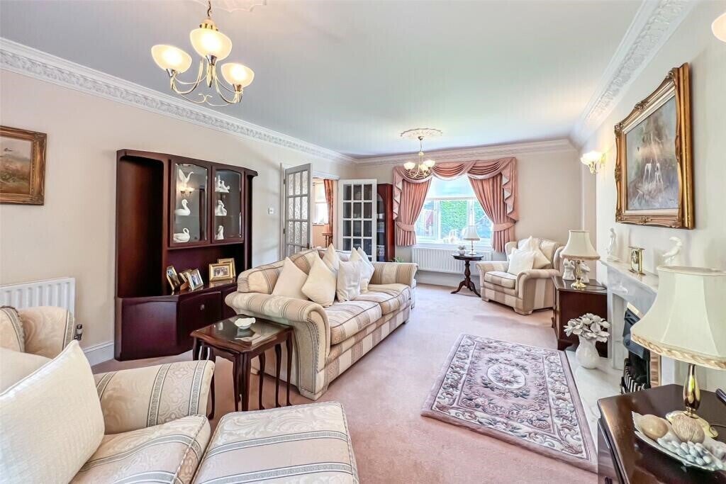 House Dumbleton Close in West End