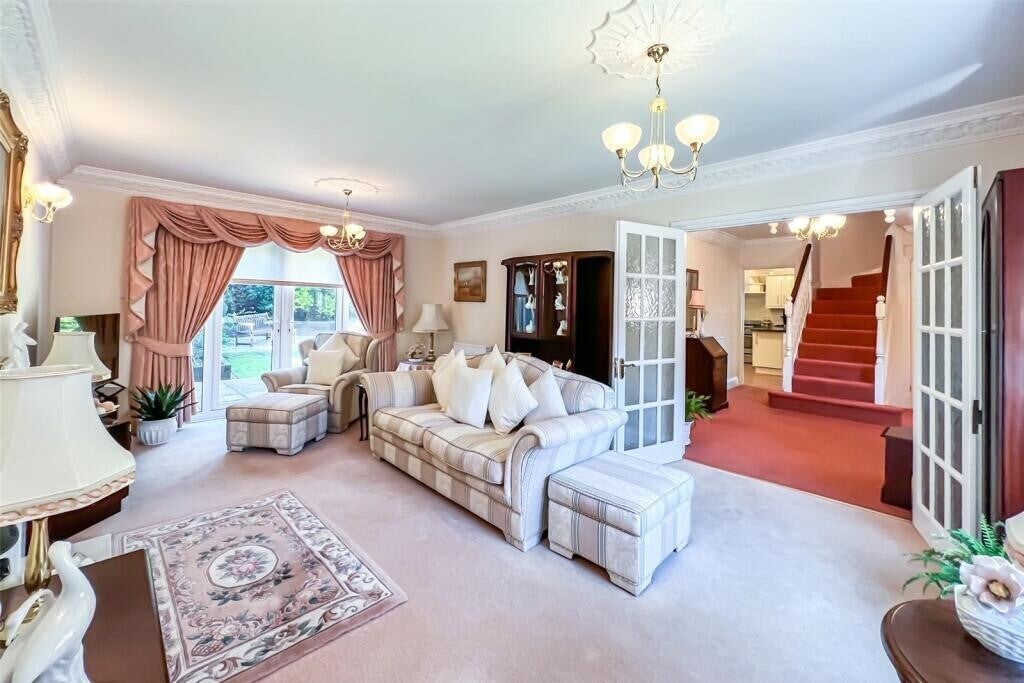 House Dumbleton Close in West End