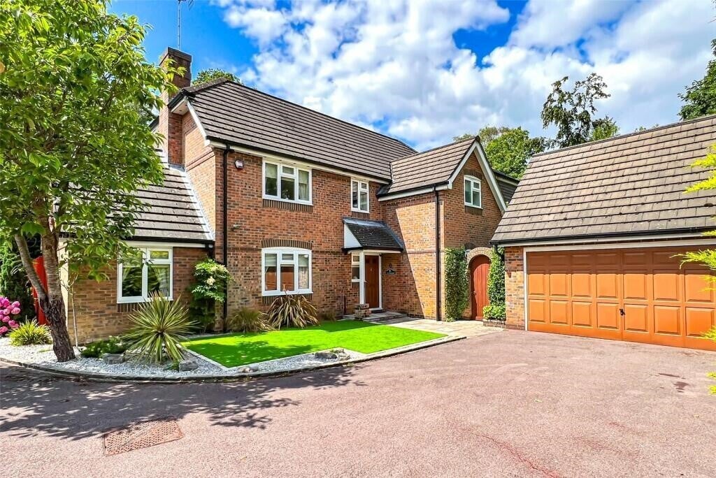 House Dumbleton Close in West End