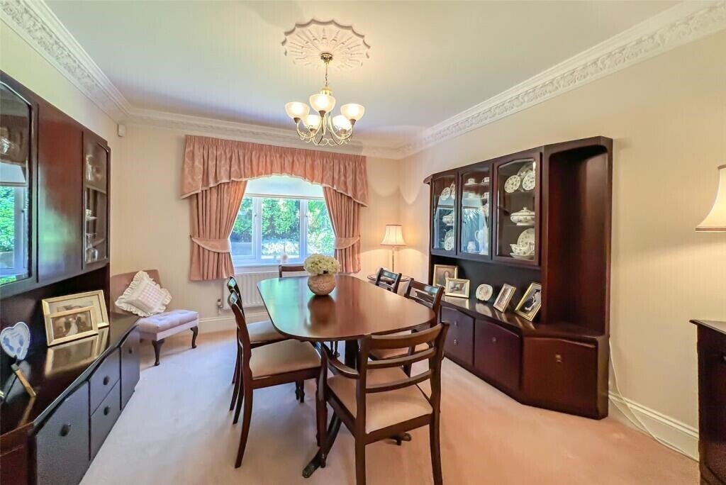 House Dumbleton Close in West End