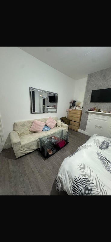 Flat Kempton Road in Greater London