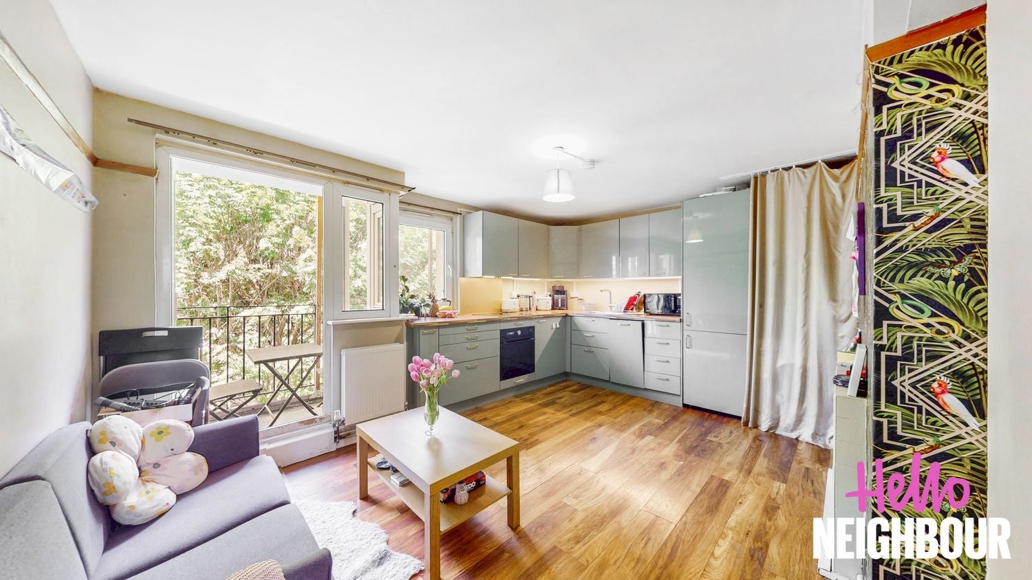 Flat Woodseer Street in Greater London