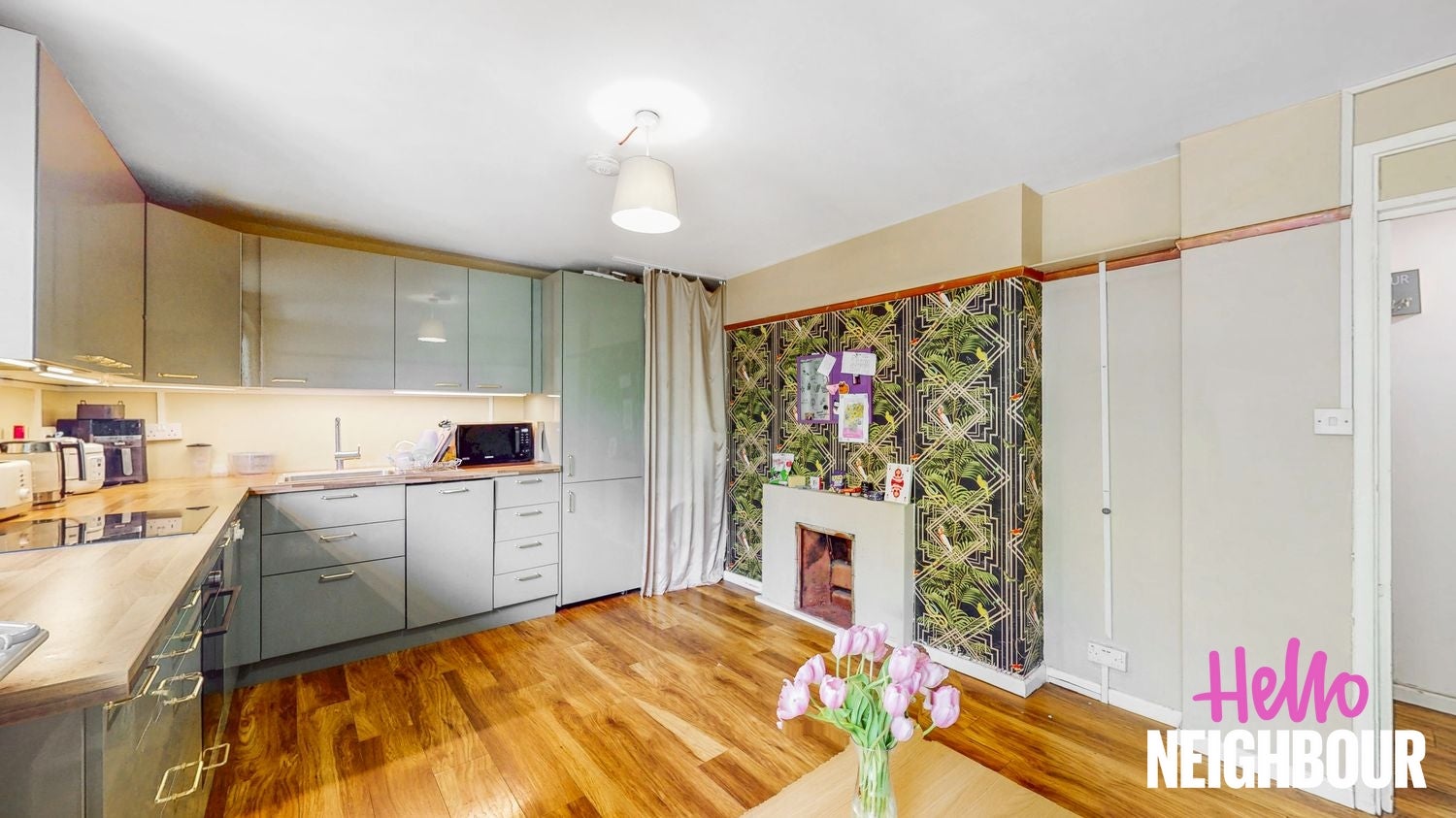 Flat Woodseer Street in Greater London