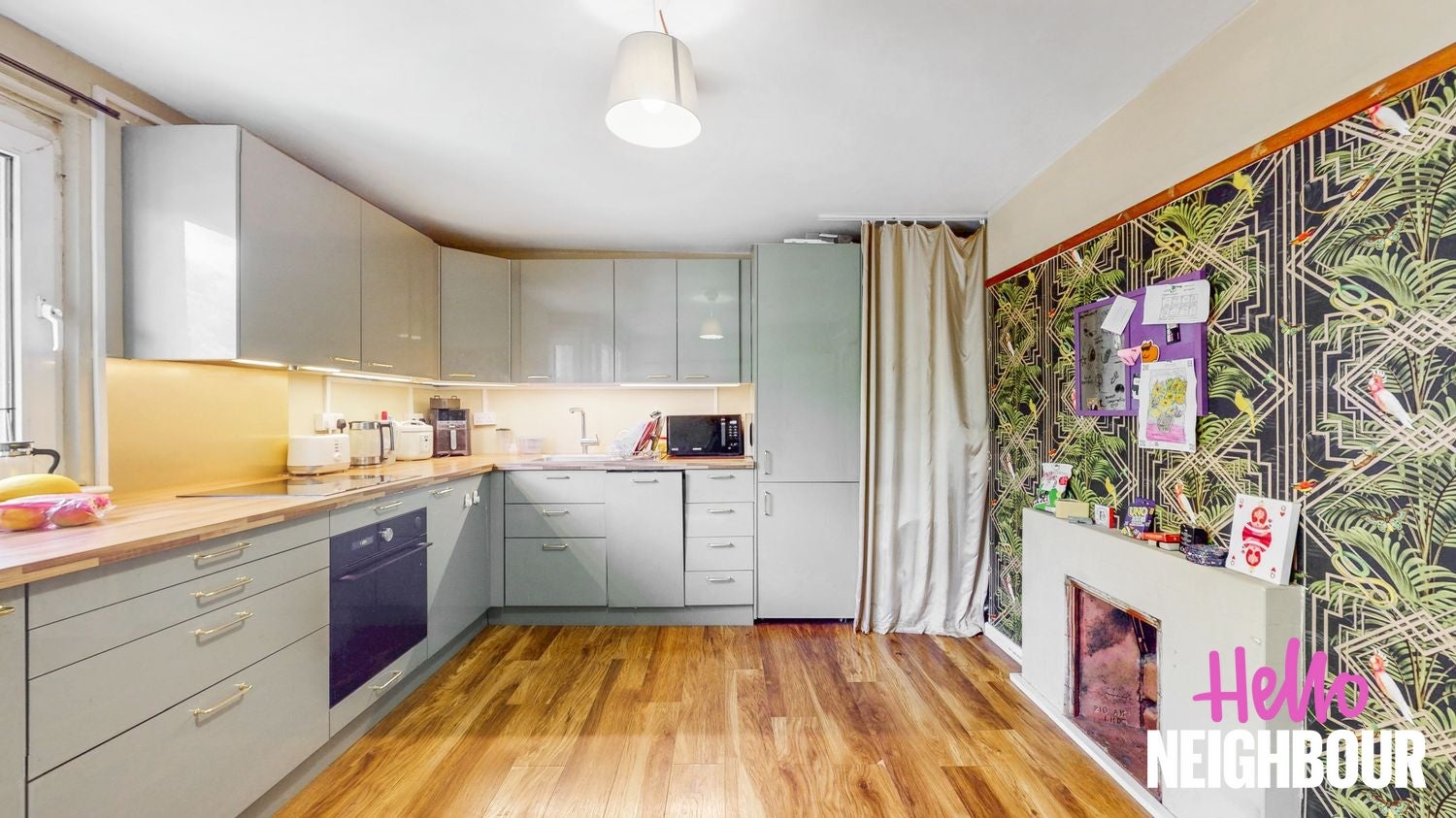 Flat Woodseer Street in Greater London
