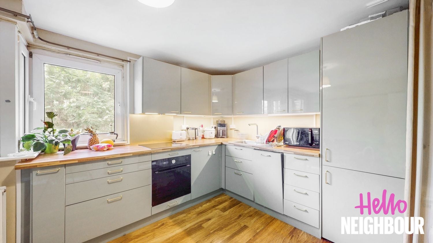Flat Woodseer Street in Greater London