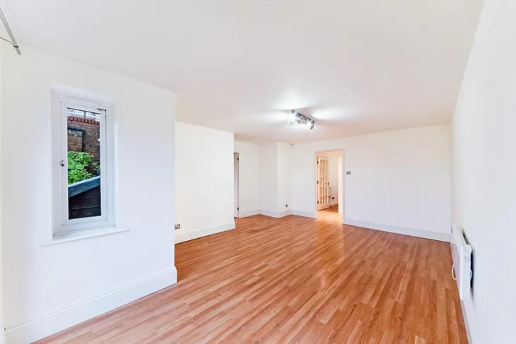 Flat Ferguson Close in Greater London