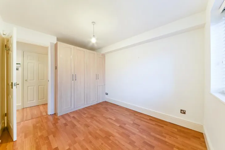 Flat Ferguson Close in Greater London