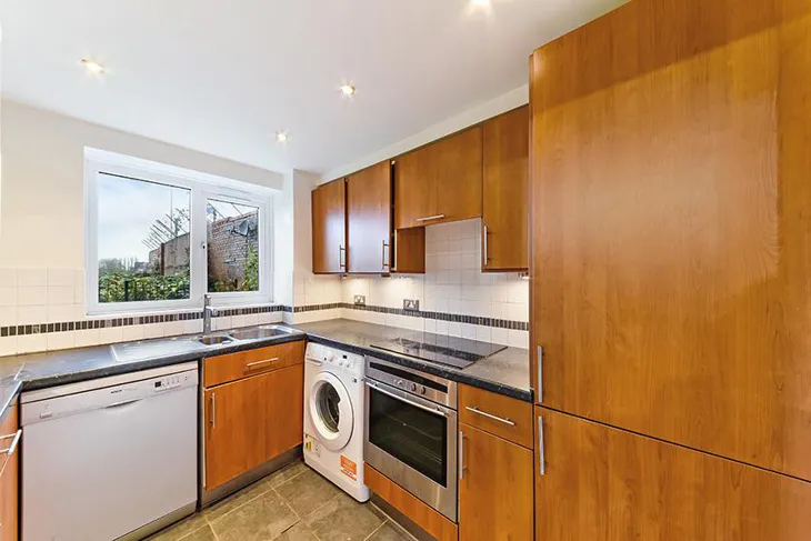 Flat Ferguson Close in Greater London