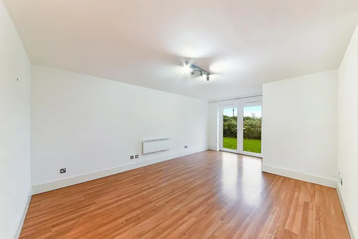 Flat Ferguson Close in Greater London