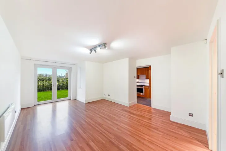 Flat Ferguson Close in Greater London