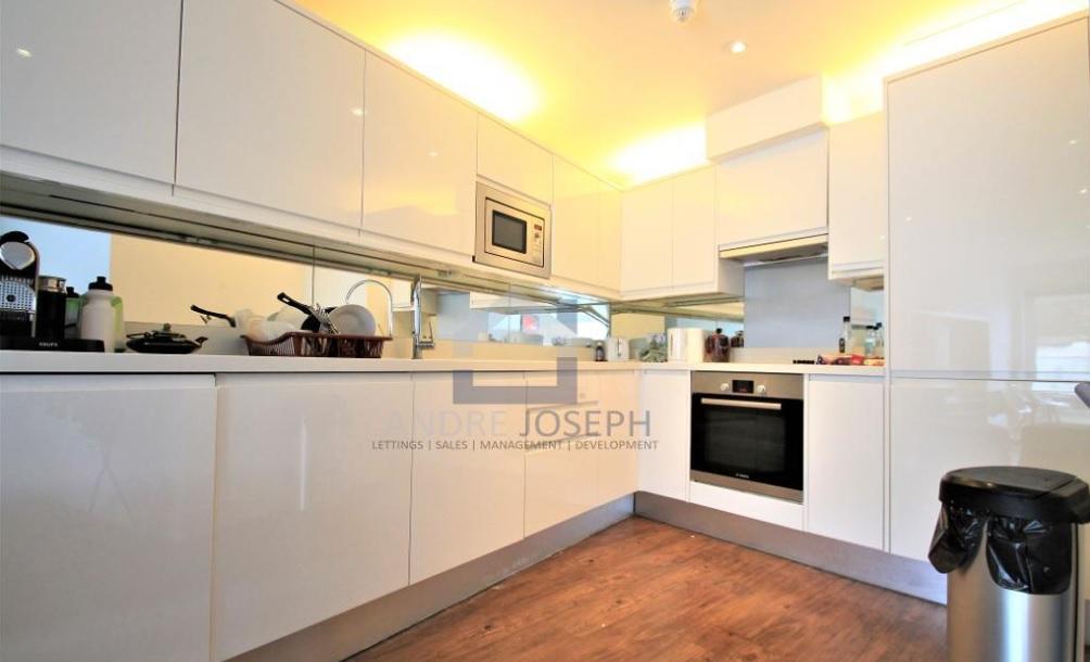 Flat Gauden Road in Greater London