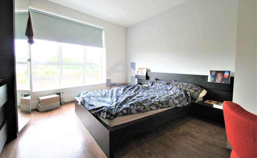 Flat Gauden Road in Greater London