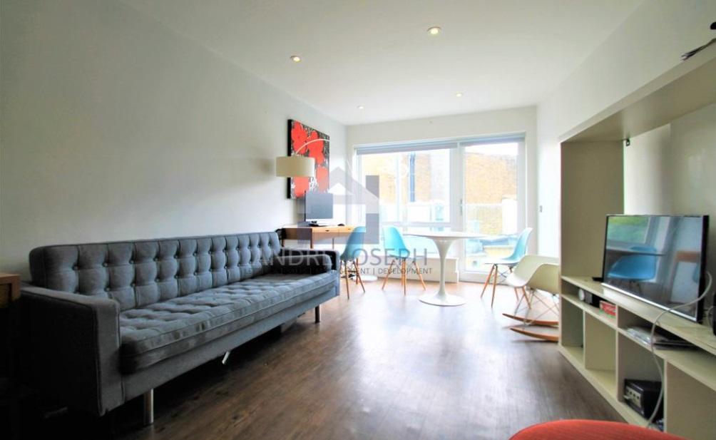 Flat Gauden Road in Greater London