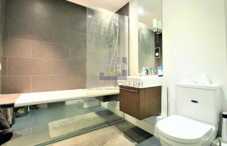 Flat Gauden Road in Greater London