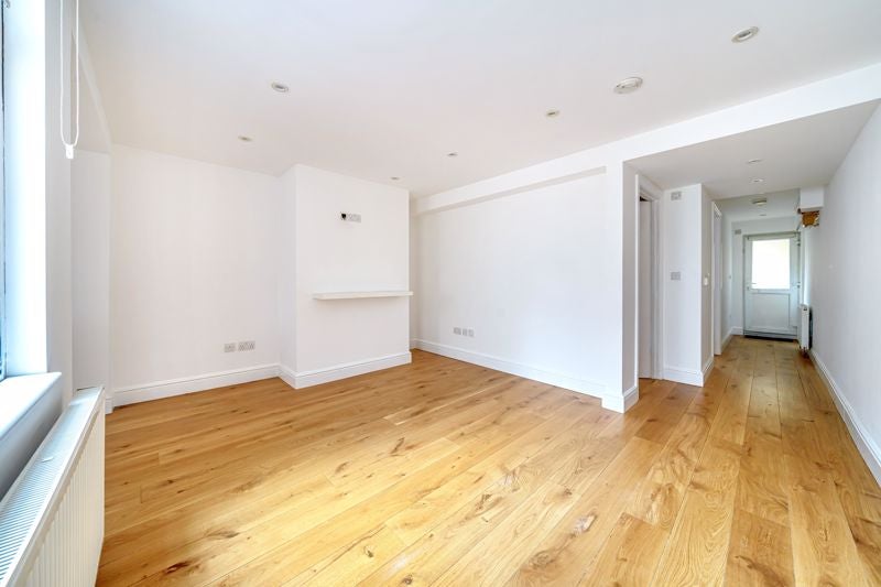 Flat Oval Road in Greater London