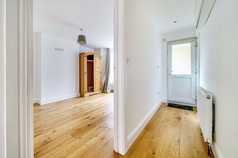 Flat Oval Road in Greater London