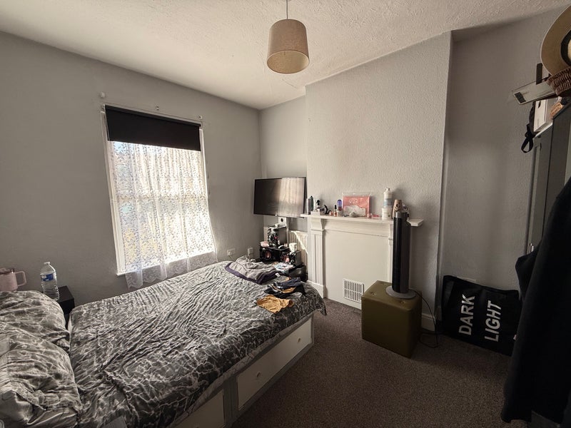 Room Oval Road in Greater London