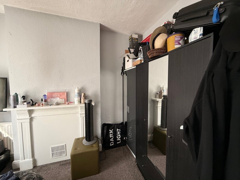 Room Oval Road in Greater London