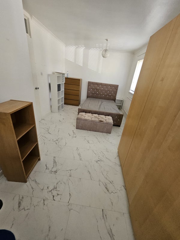 Room Sutton Road in Greater London