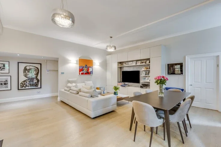 House Fitzjohn's Avenue in Greater London