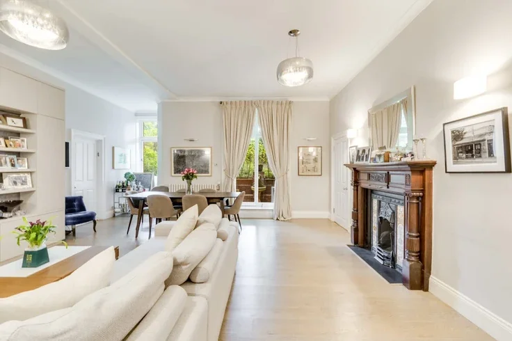 House Fitzjohn's Avenue in Greater London