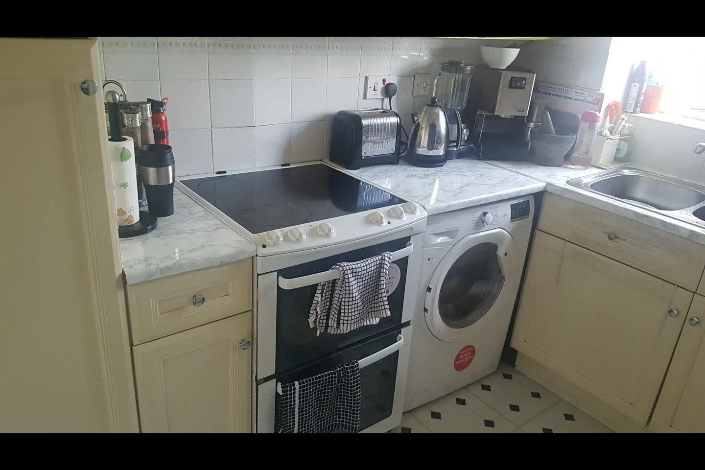 Flat Harlinger Street in Greater London