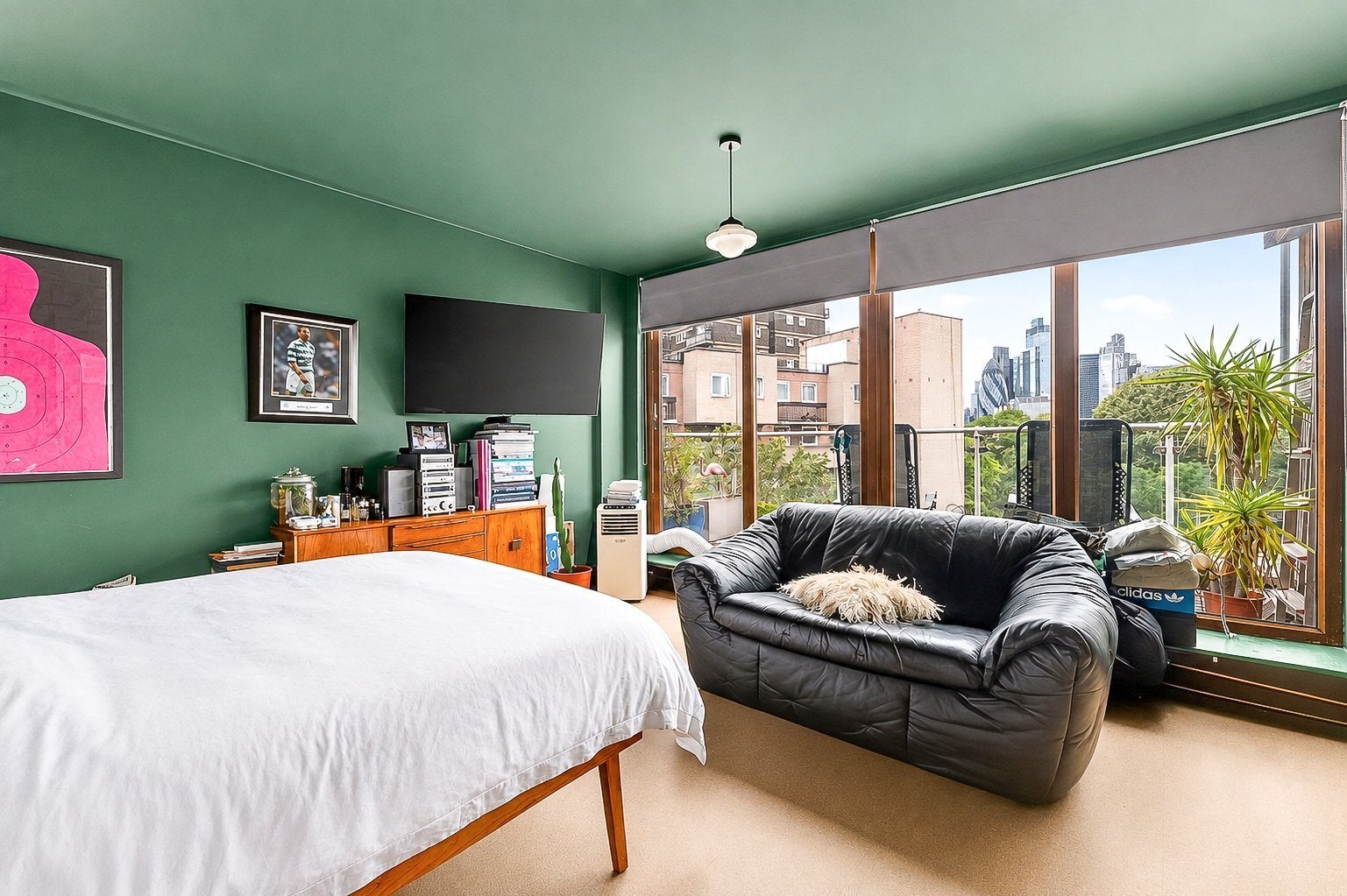 Flat Vallance Road in Greater London