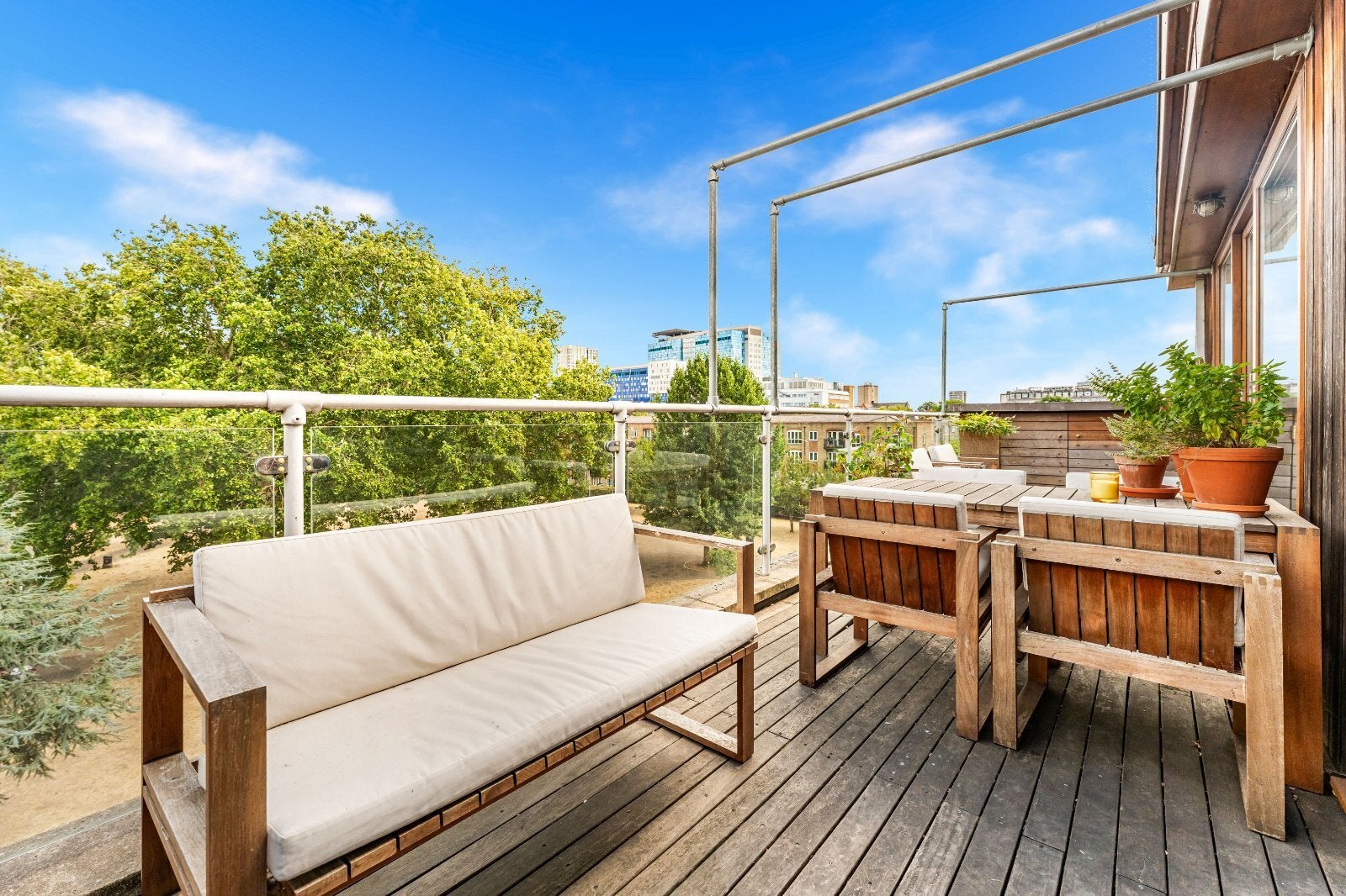 Flat Vallance Road in Greater London