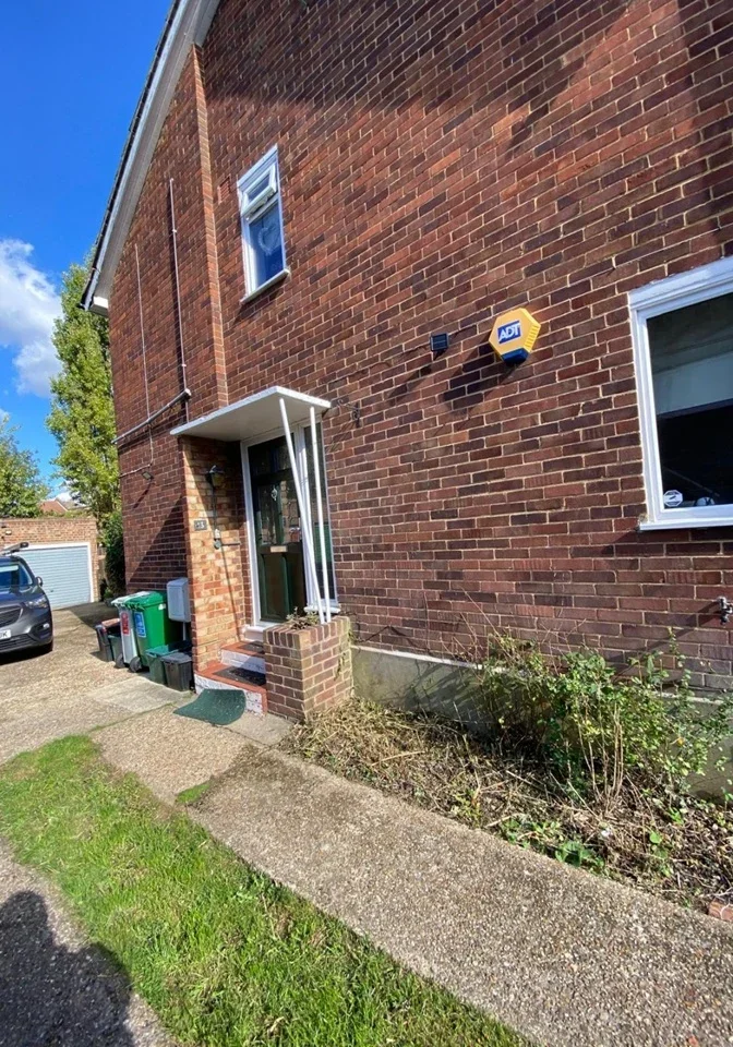 Flat Model Farm Close in Greater London
