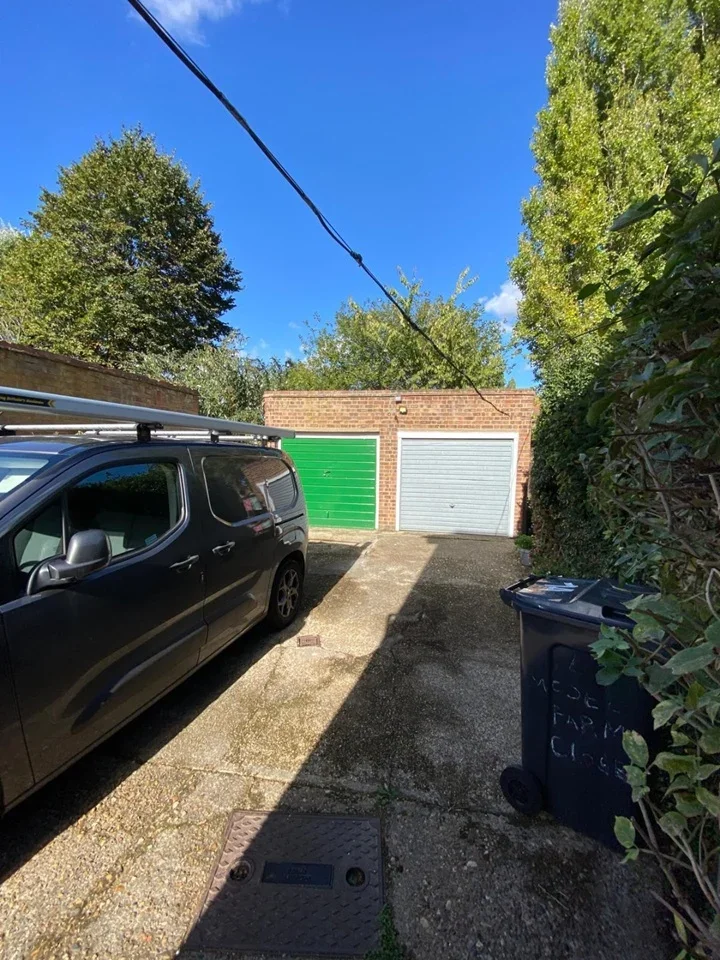 Flat Model Farm Close in Greater London