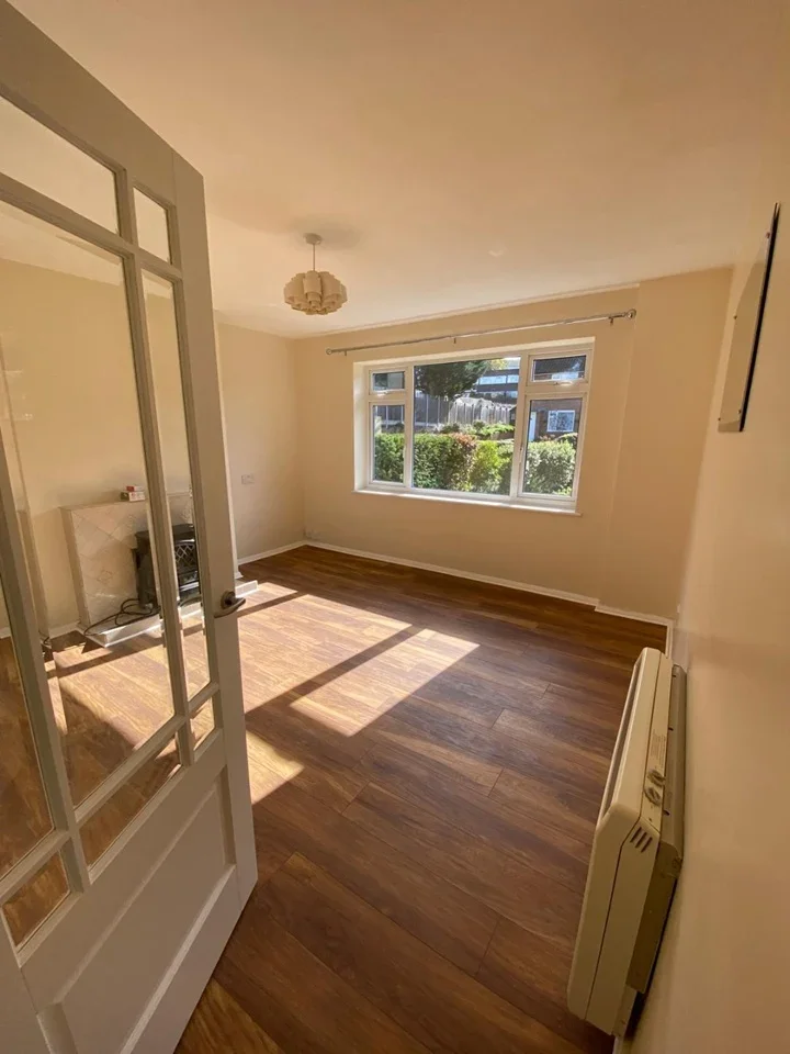 Flat Model Farm Close in Greater London