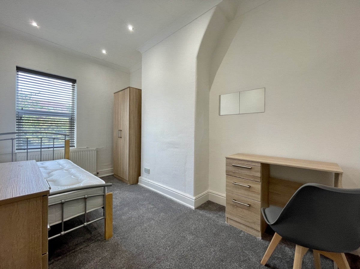 Room Derby Street West in West Lancashire