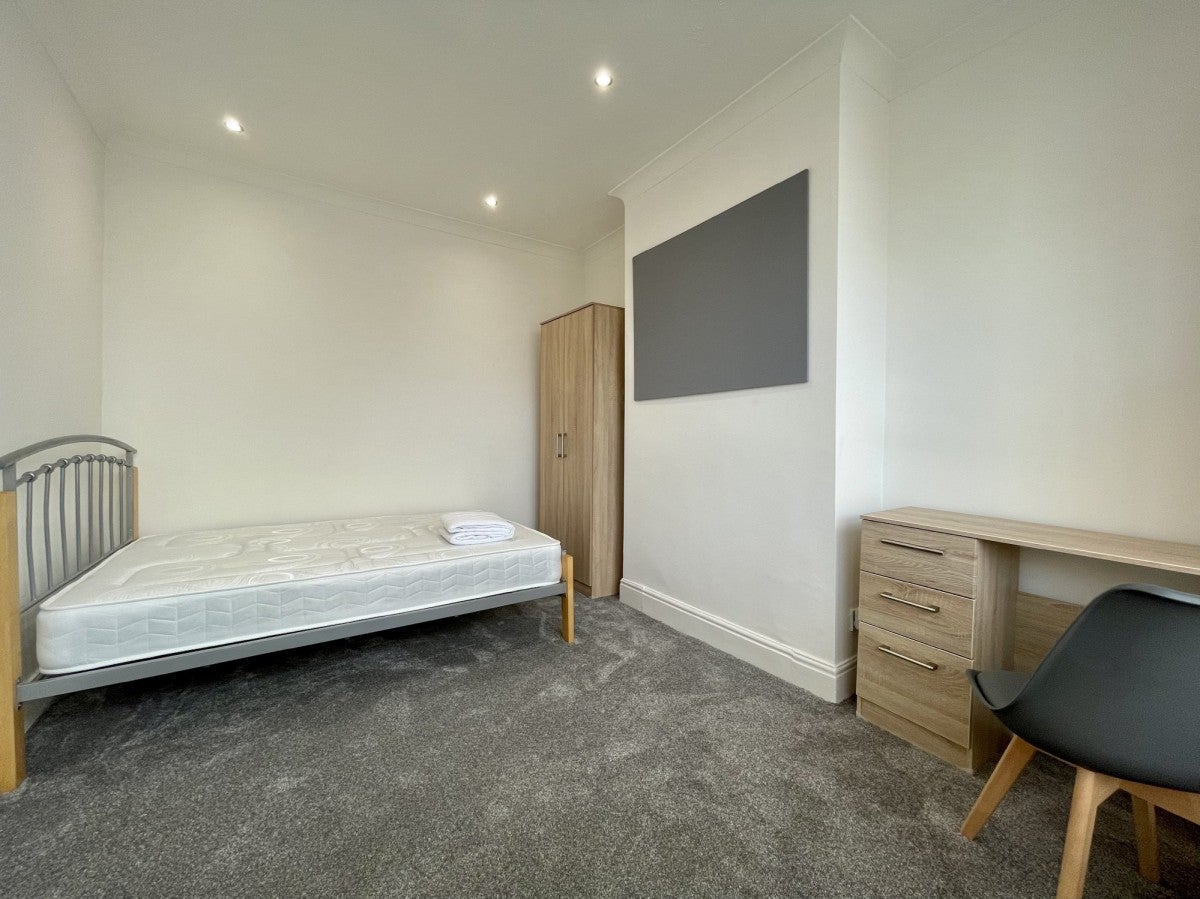 Room Derby Street West in West Lancashire