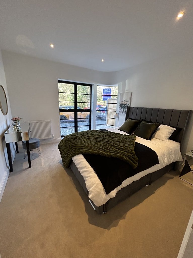 Flat Hollyfield Road in Greater London