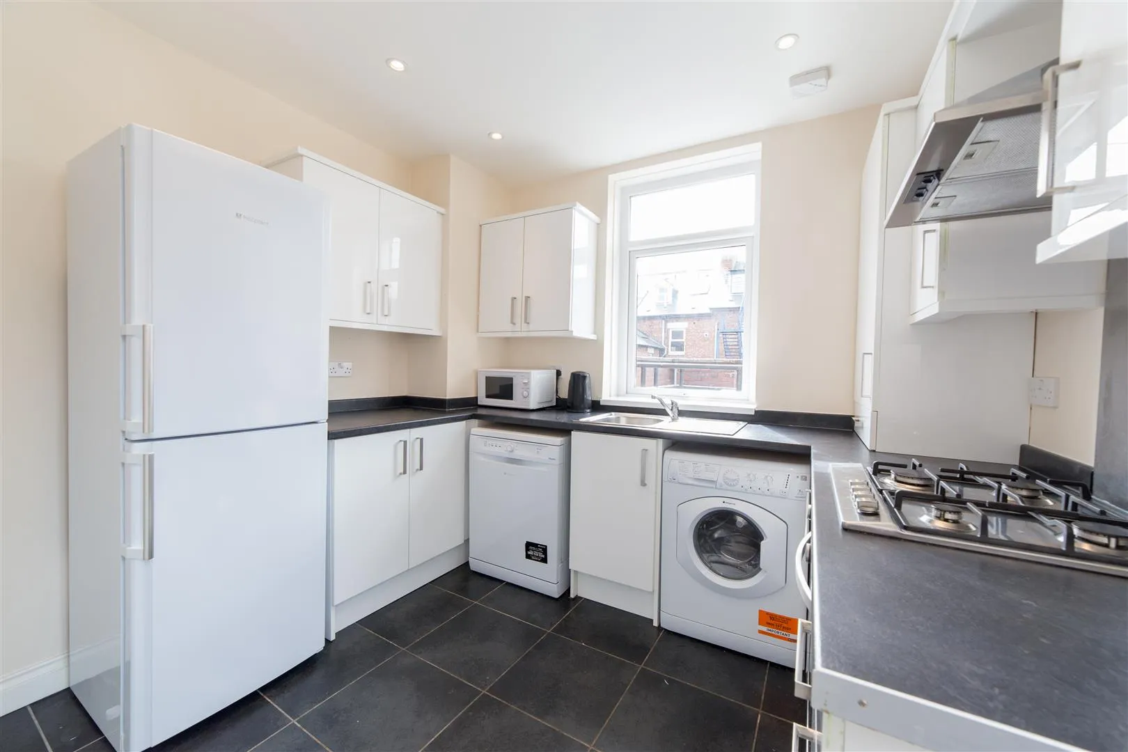 Flat Holly Avenue in Newcastle upon Tyne
