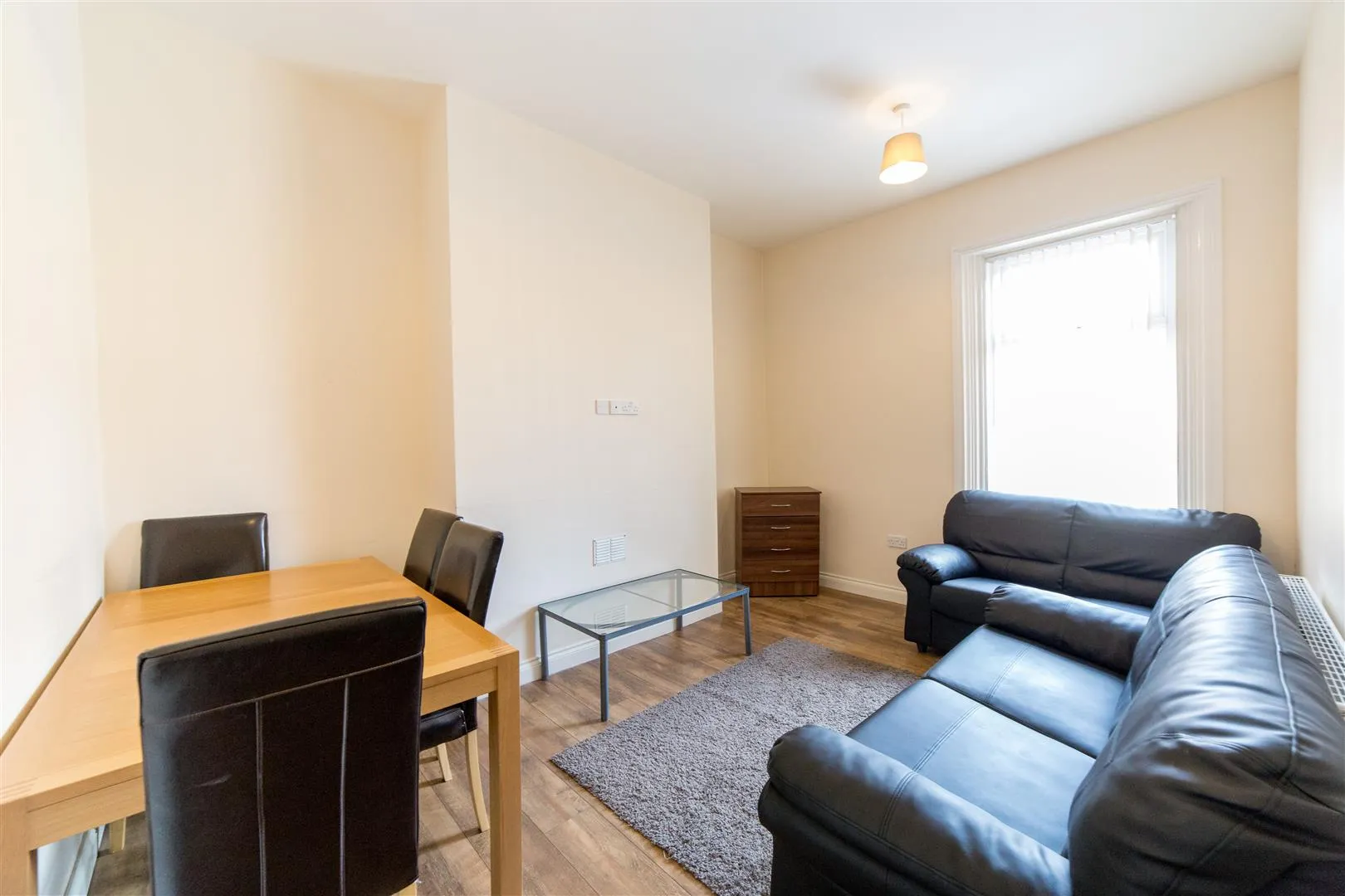Flat Holly Avenue in Newcastle upon Tyne