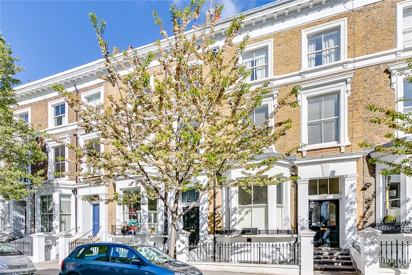 Flat Upper Addison Gardens in Greater London