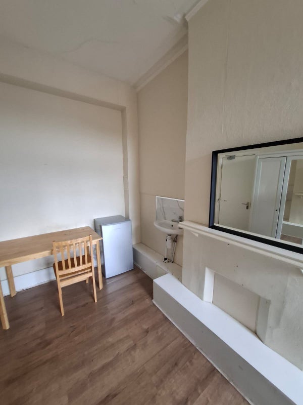 Room Wightman Road in Greater London